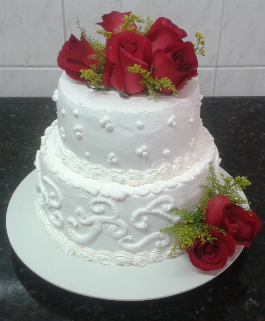 bolo de casamento decorado com flores