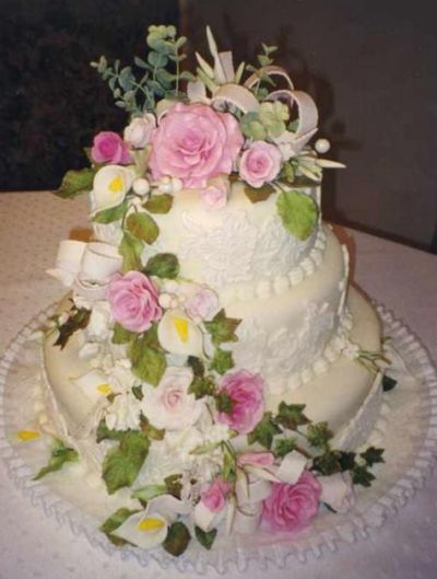 bolo de casamento decorado com flores