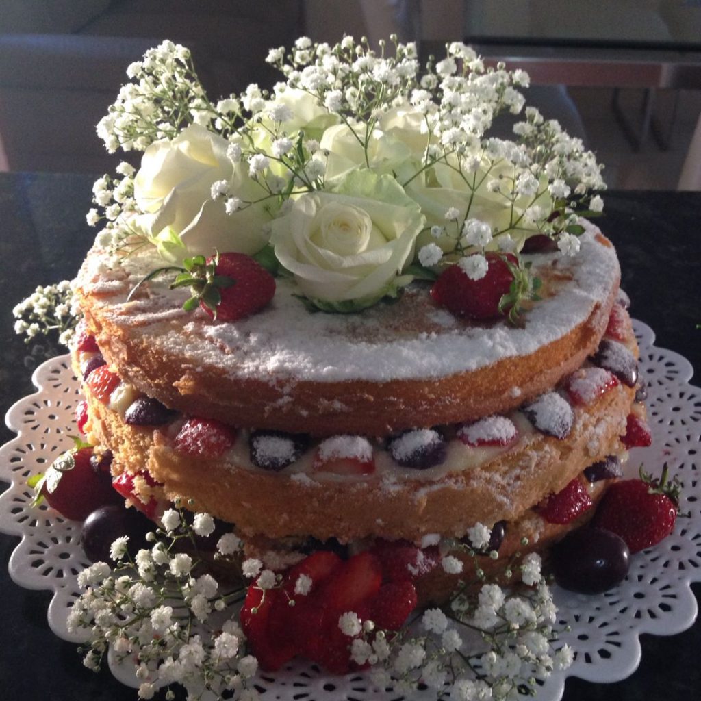 bolo decorado com flores e frutas