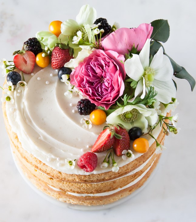 bolo decorado com flores e frutas