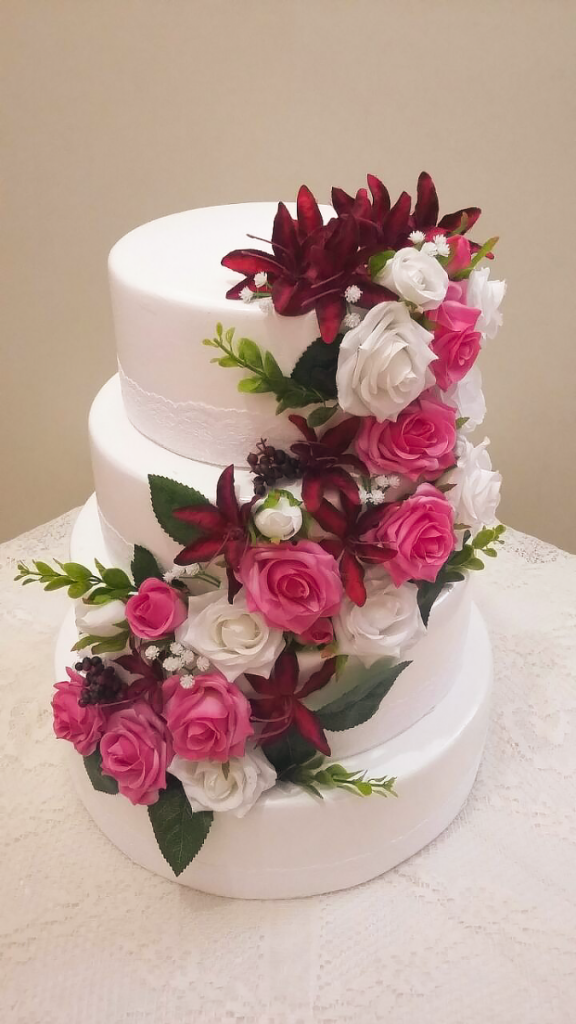 bolo decorado com flores artificiais