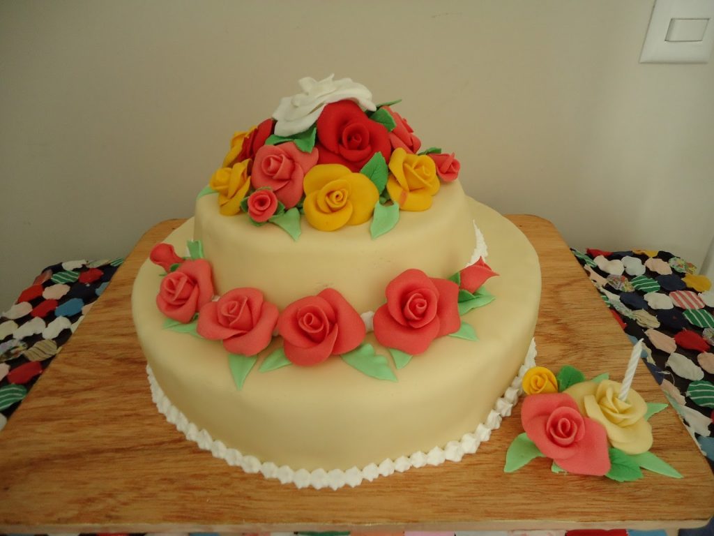 bolo decorado com flores de açúcar