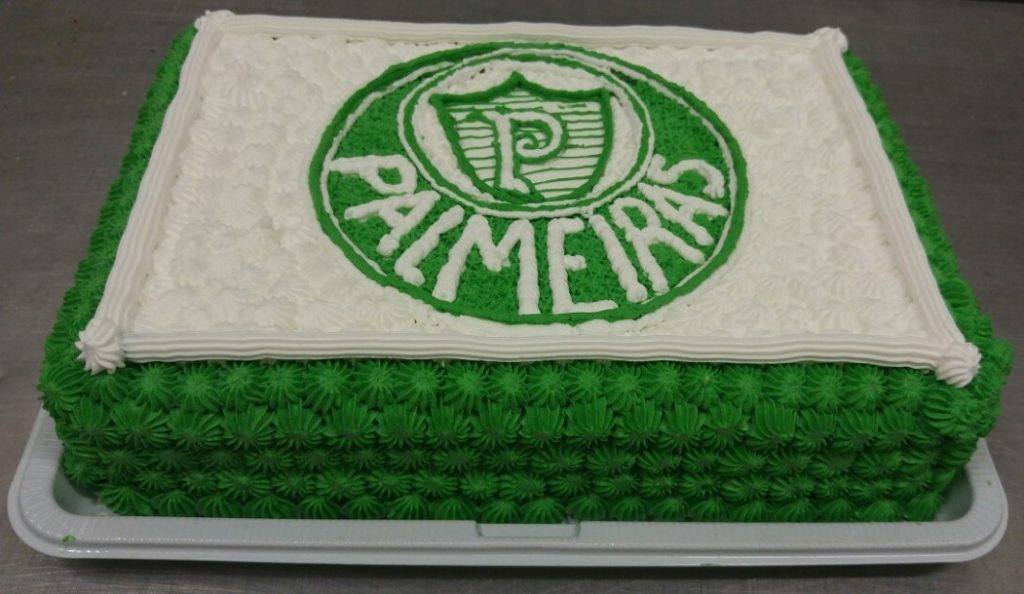 bolo do palmeiras com chantilly