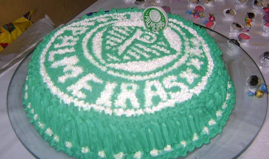 bolo do palmeiras com chantilly