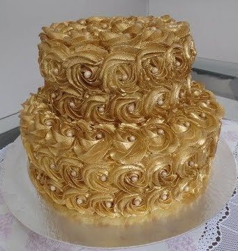bolo dourado chantilly