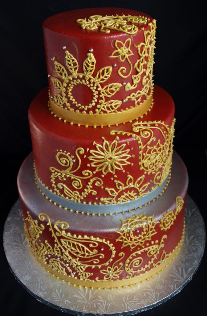 bolo dourado com vermelho