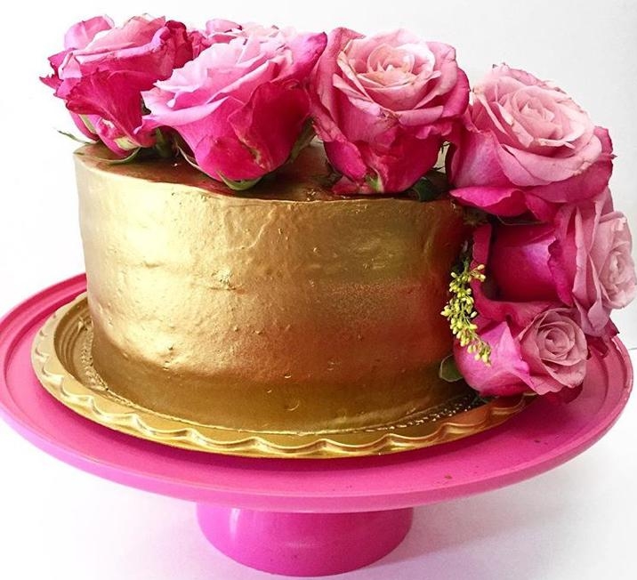 bolo dourado e rosa