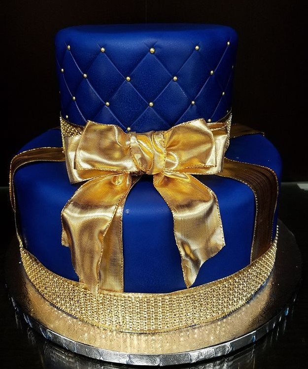 bolo dourado e azul