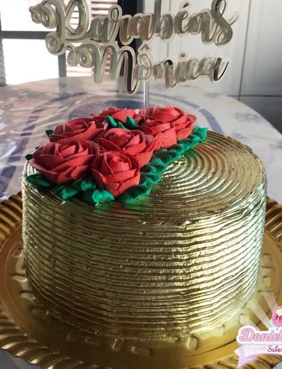 bolo dourado com rosas vermelhas