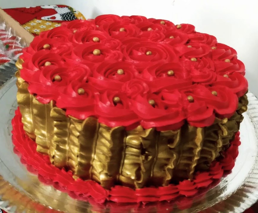 bolo dourado com rosas vermelhas