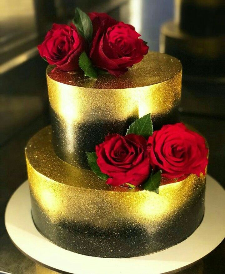 bolo dourado com rosas vermelhas
