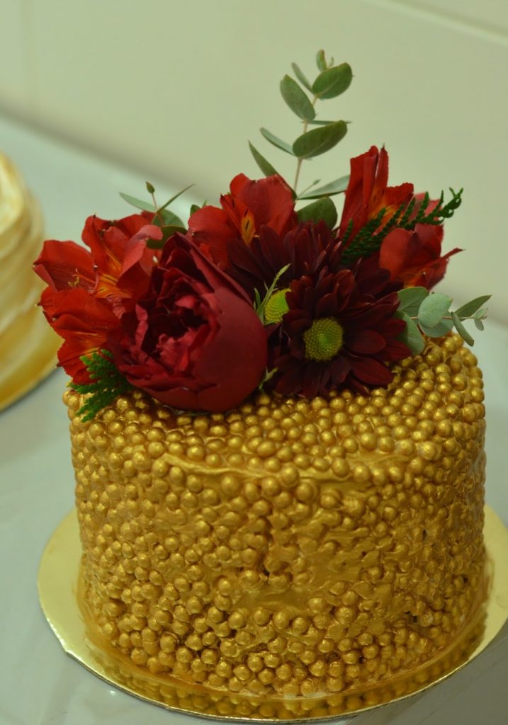 bolo dourado com flores