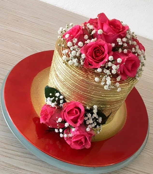 bolo dourado com flores