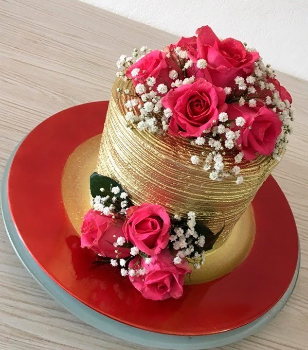 Bolo dourado com rosa  Bolo de aniversario adulto, Bolo de chantilly, Bolo