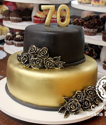 bolo dourado com flores