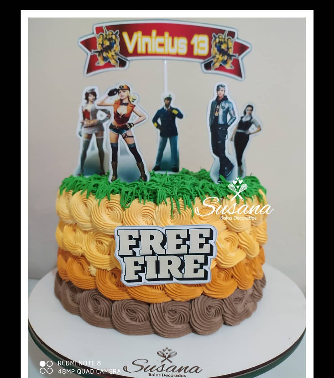 Bolo de aniversário com o tema do jogo Free Fire