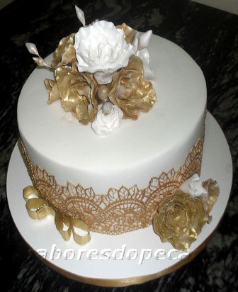  bolo de rosas douradas