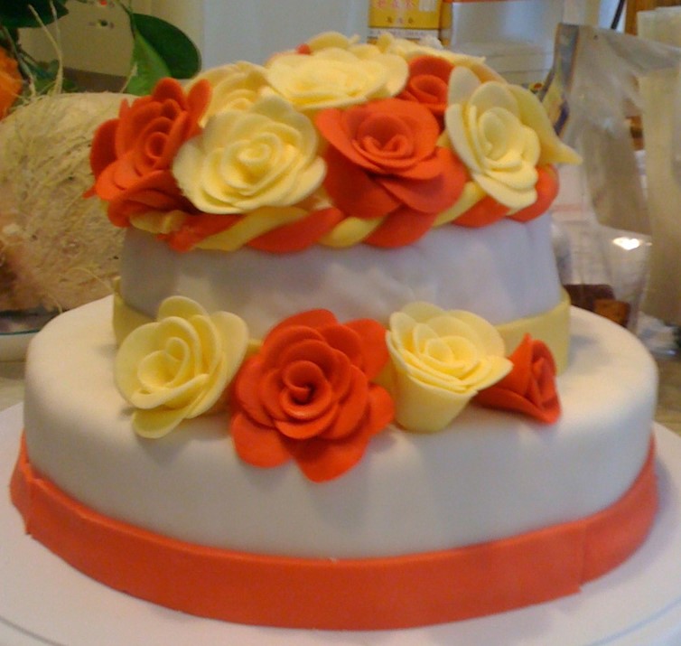  bolo de rosas vermelhas e amarelas