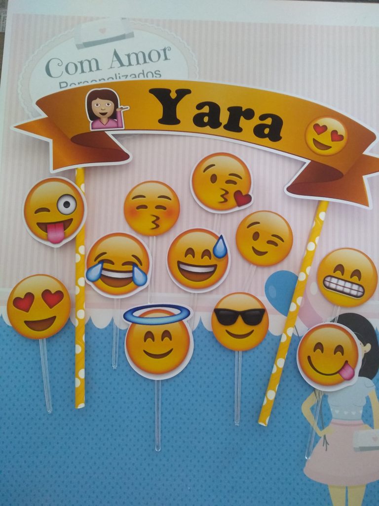 bolo emoji apaixonado