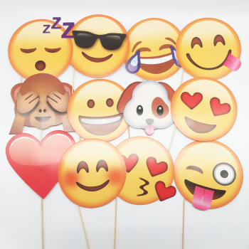 bolo emoji apaixonado