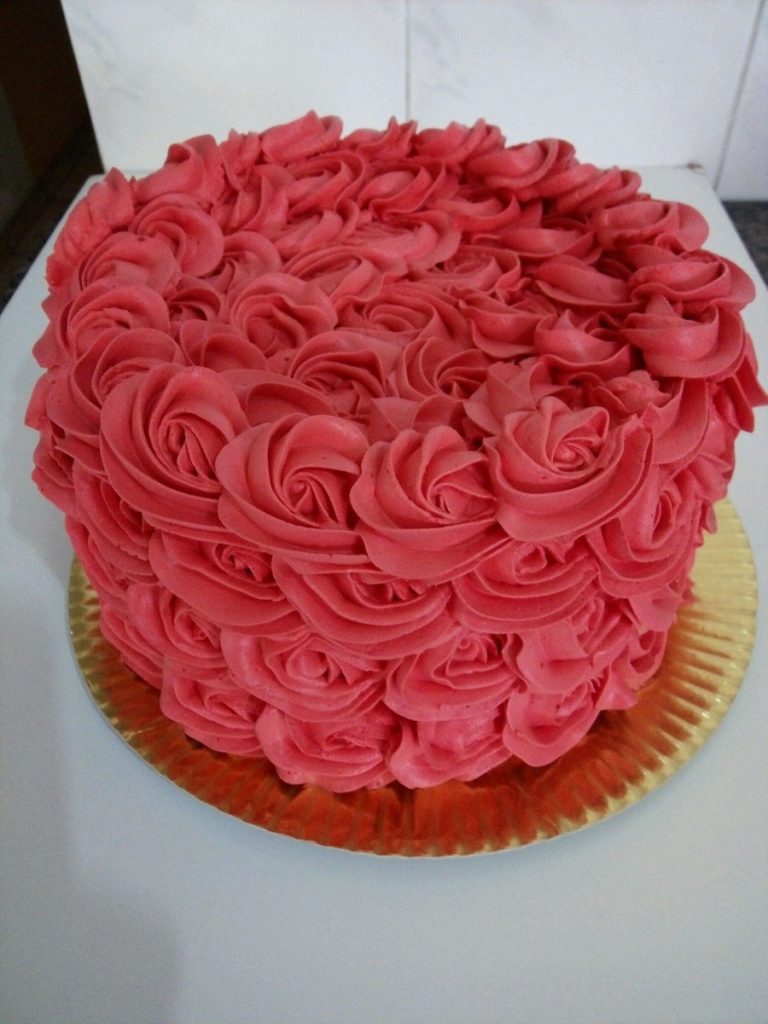 bolo vermelho de chantilly