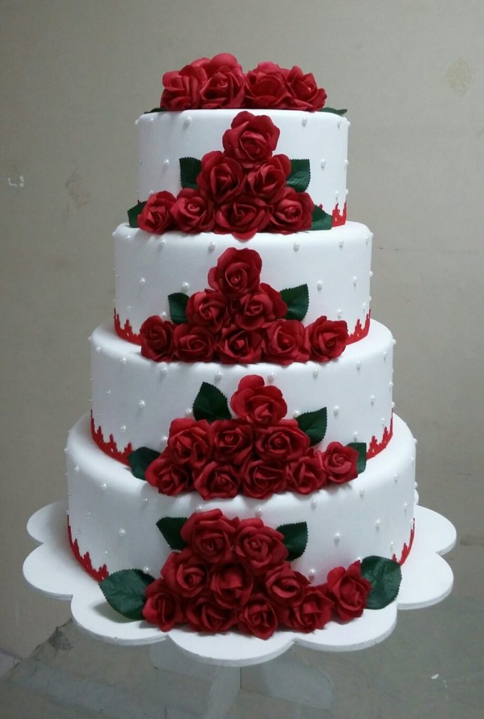 bolo vermelho e branco