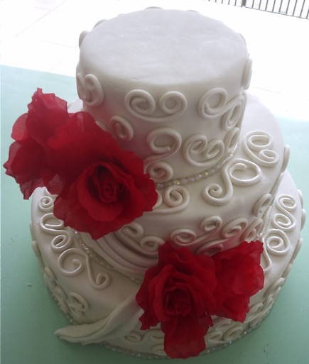 bolo vermelho e branco
