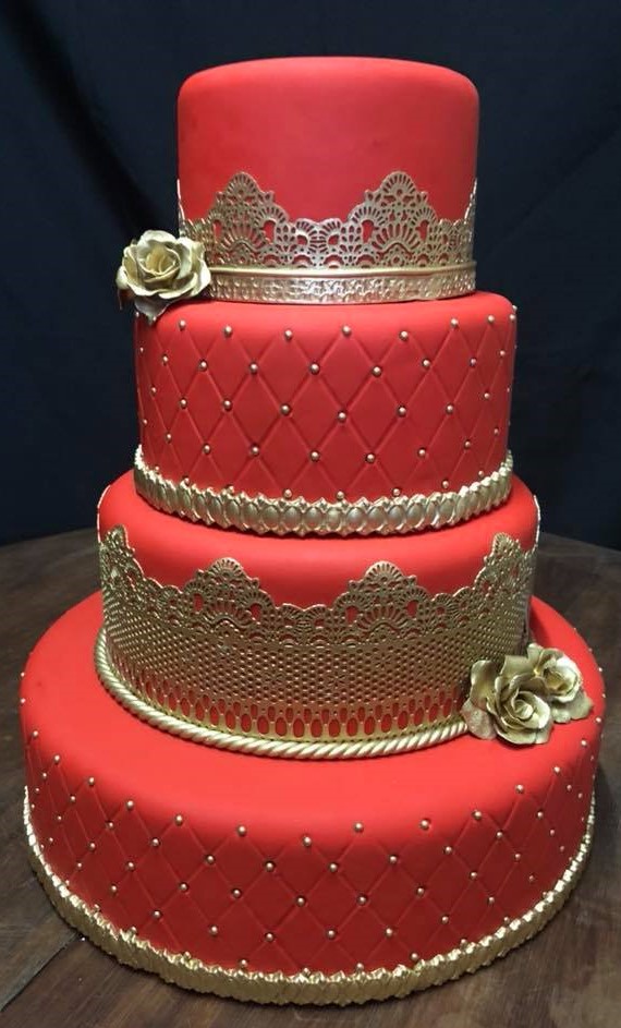 bolo vermelho com dourado