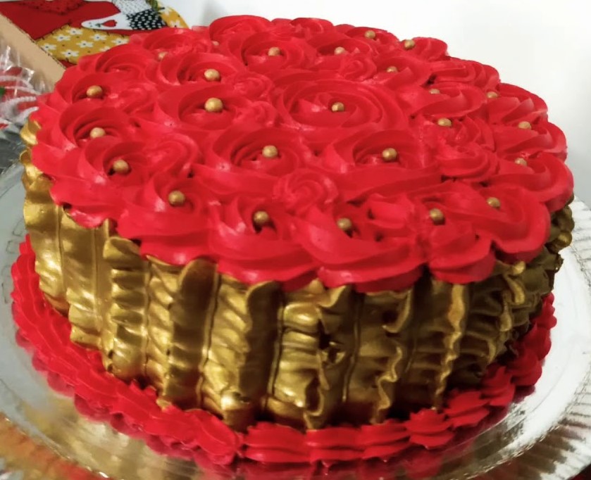 bolo vermelho com dourado