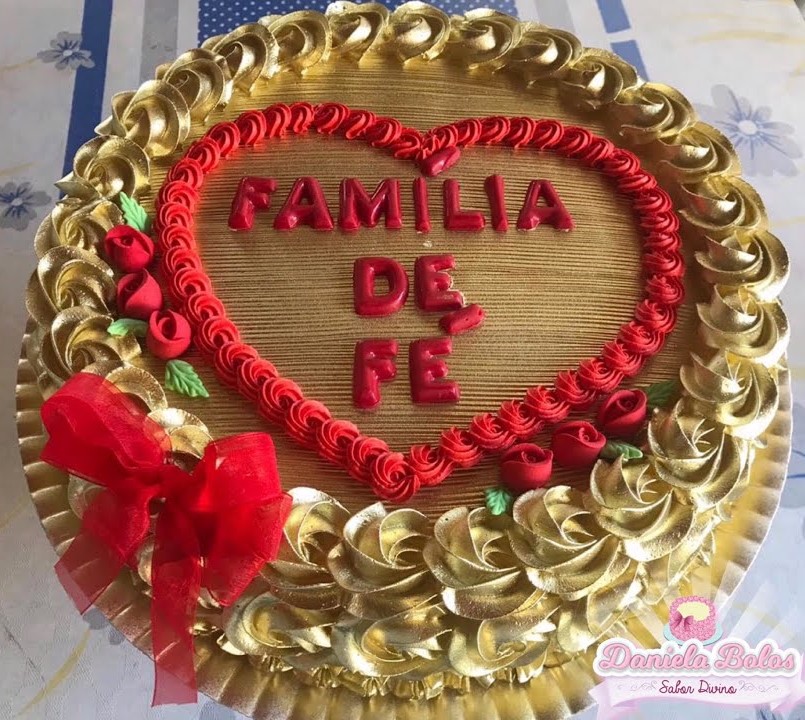 bolo vermelho com dourado