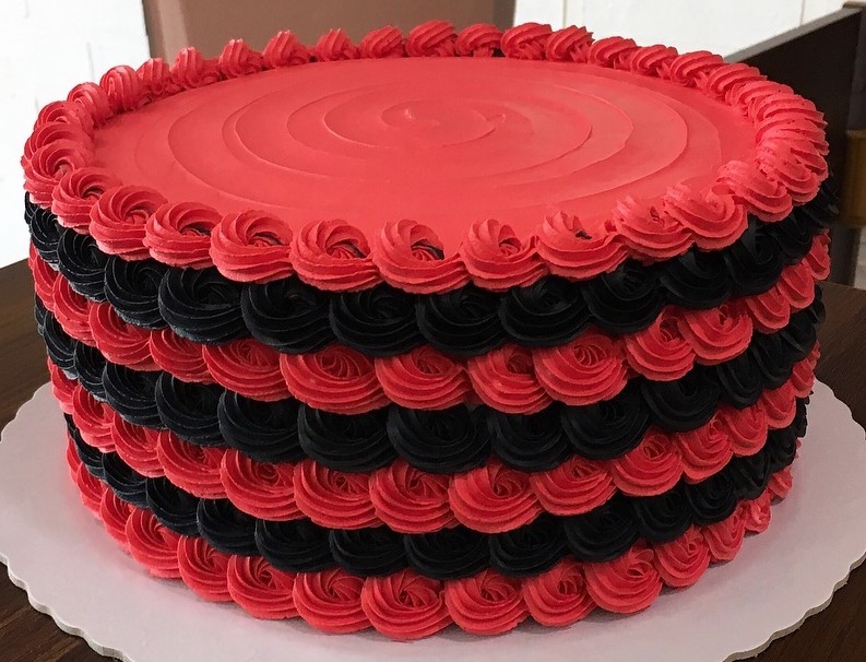 bolo vermelho e preto