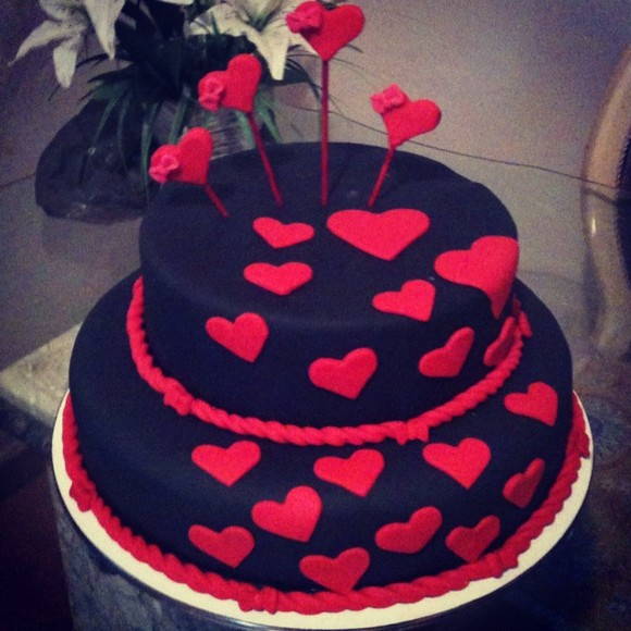 bolo vermelho e preto