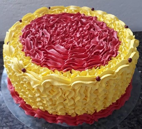 bolo vermelho e amarelo