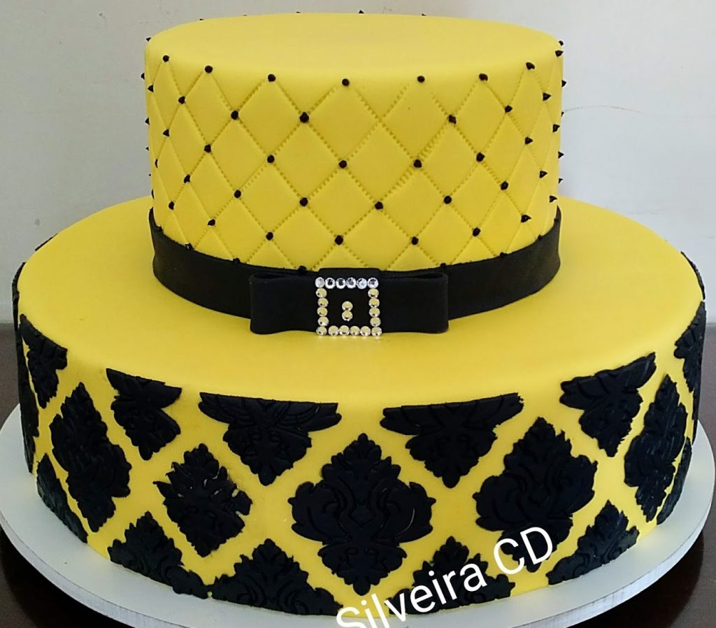 Featured image of post Bolo Amarelo E Preto De Chantilly Feminino Espere o bolo esfriar para desenformar