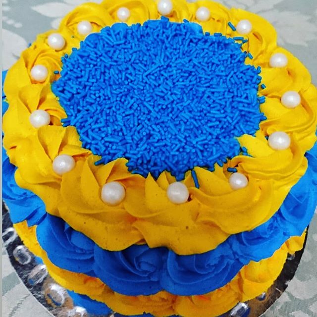 bolo amarelo e azul