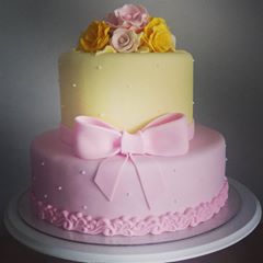 bolo amarelo e rosa