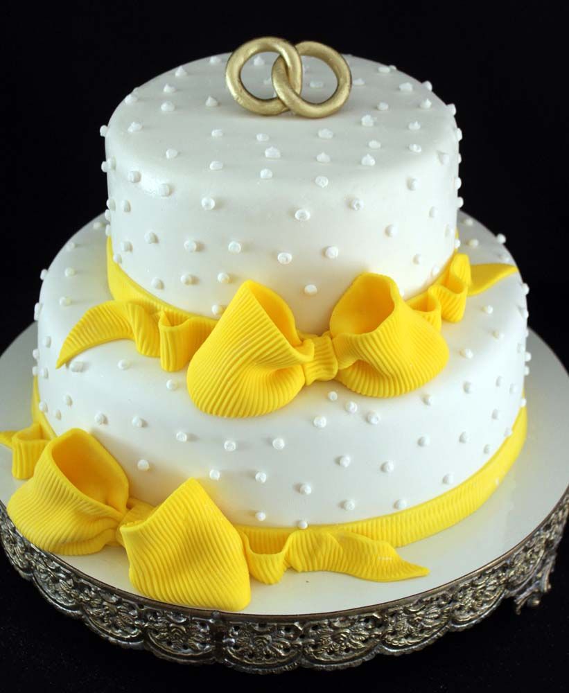 bolo amarelo e branco