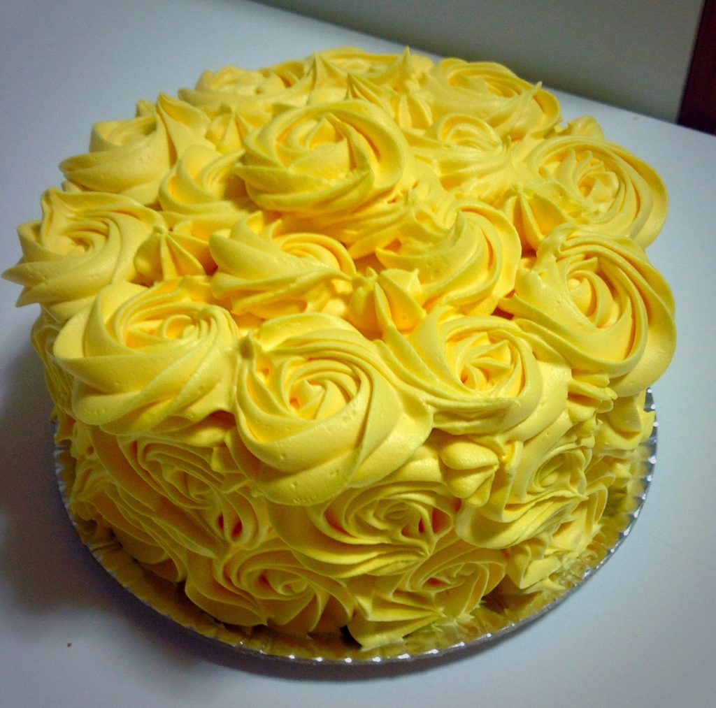 bolo amarelo chantilly