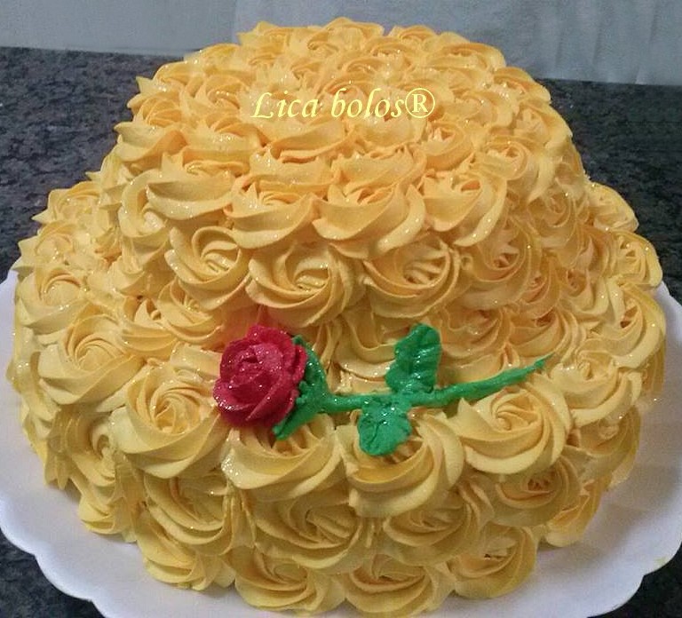 bolo amarelo chantilly