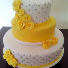 bolo amarelo e branco