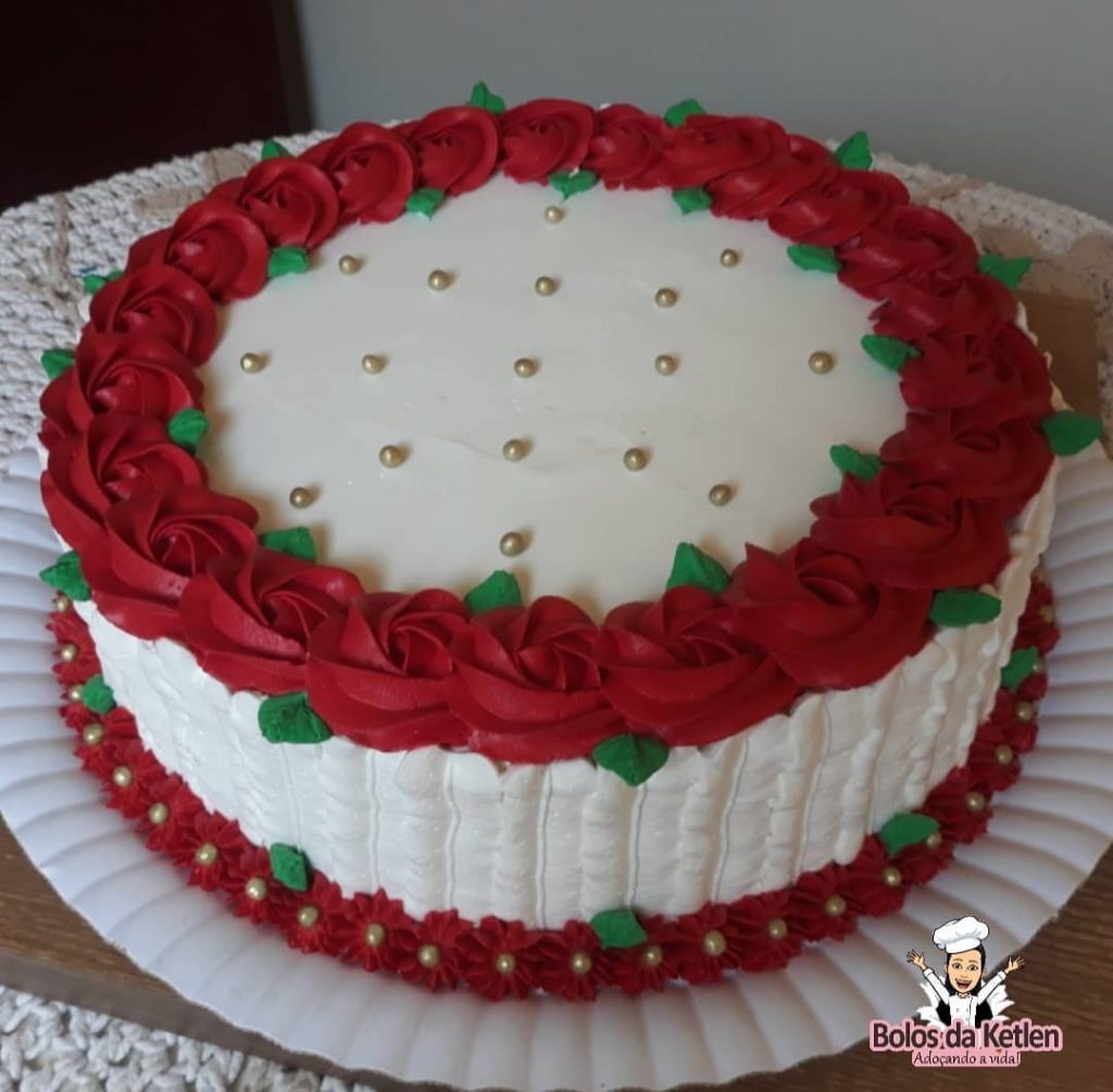bolo vermelho e branco de chantilly
