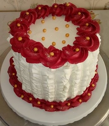 bolo vermelho e branco de chantilly