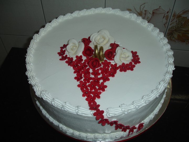 bolo vermelho e branco redondo