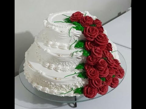 bolo vermelho e branco redondo