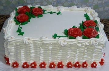 bolo vermelho e branco quadrado