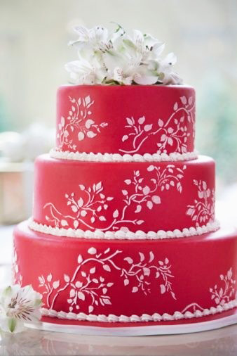 bolo vermelho e branco de casamento