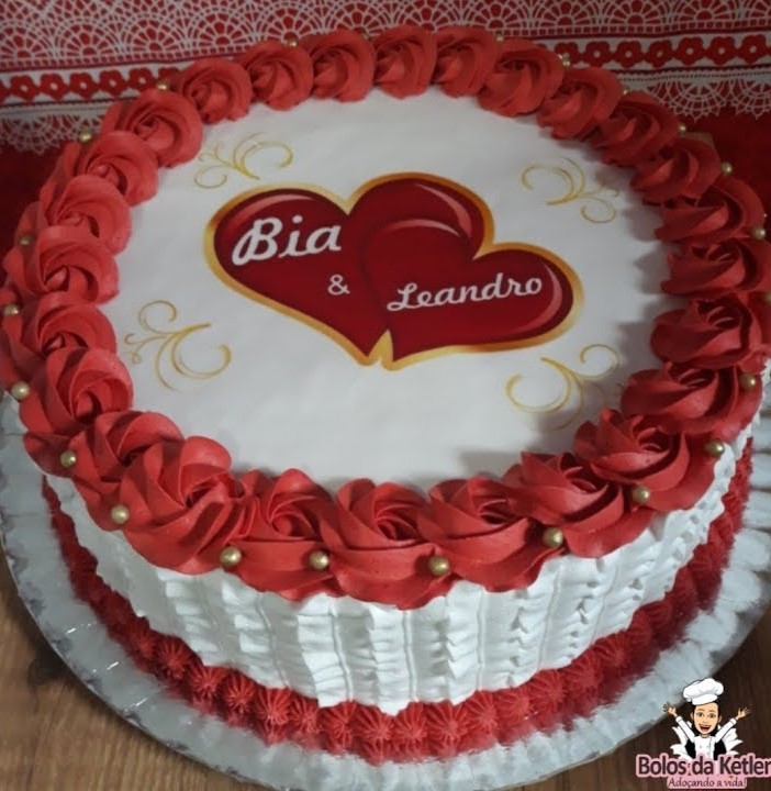 bolo vermelho e branco de chantilly