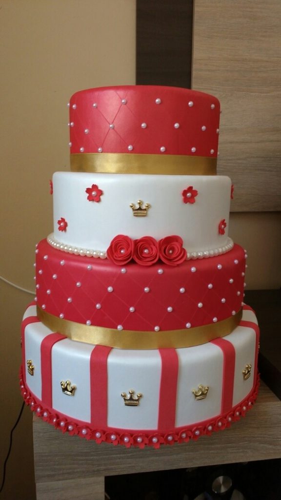 bolo vermelho e branco e dourado