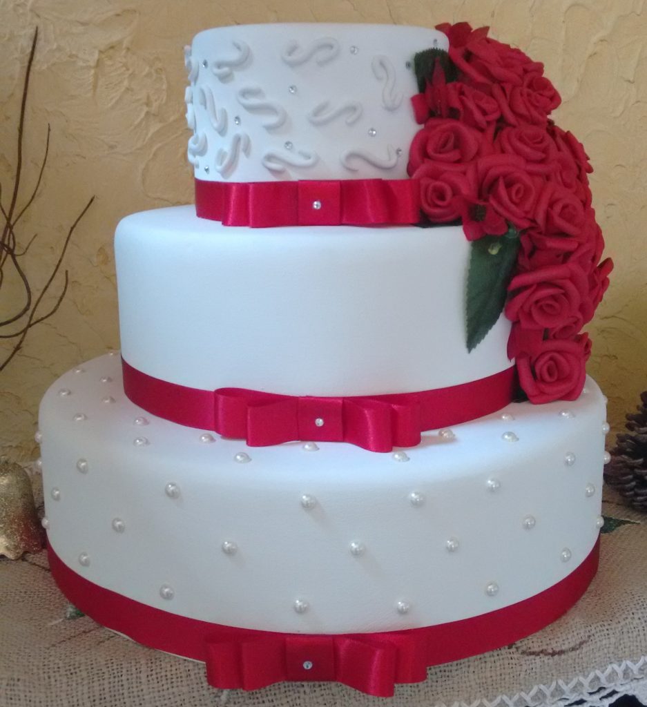 bolo fake vermelho e branco