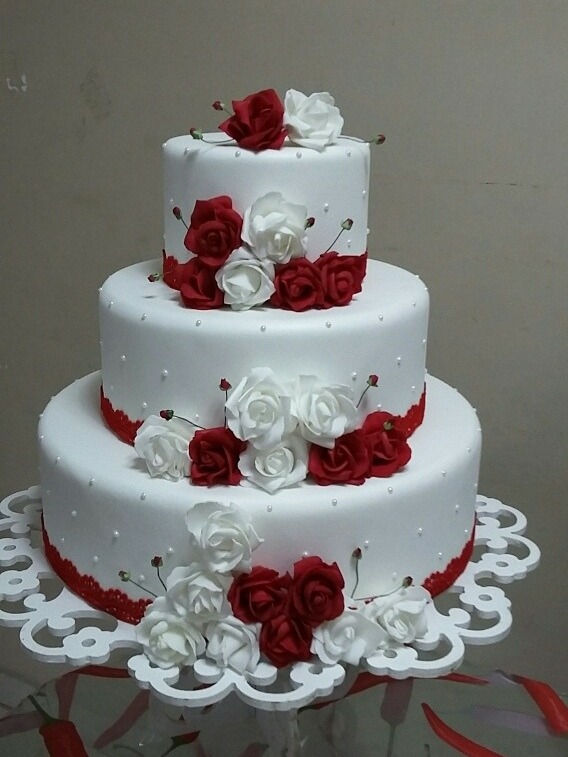 bolo fake vermelho e branco